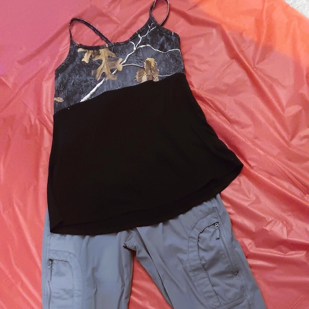 GRAY BERMUDA-LENGTH CAPRI WALKING SHORTS; SHOESTRING TOP W/ADJUSTIBLE STRAPS, M
